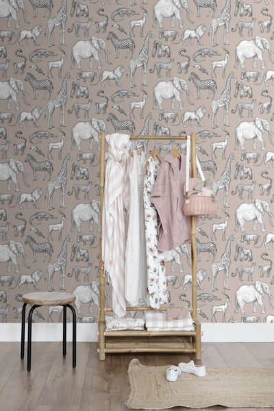 Innenraum mit Tiermuster-Tapete, Garderobenständer aus Bambus mit Kleidung und kleinem Hocker