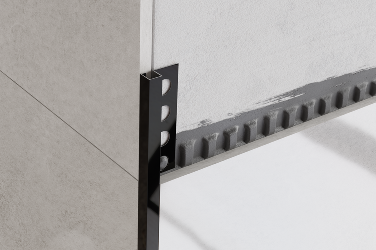 Fliesenprofil aus Metall an einer Wand