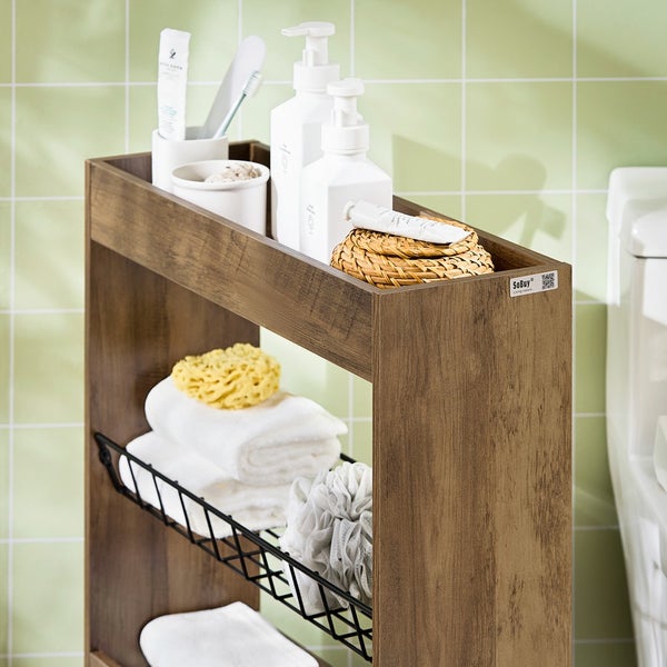 Schmaler Badschrank aus Holz mit Ablagen und Handtüchern