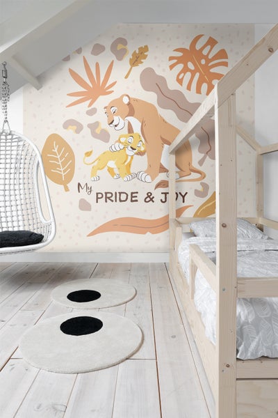 Kinderzimmer mit Wandtapete mit Löwenmotiv, Holzbett und runden Teppichen