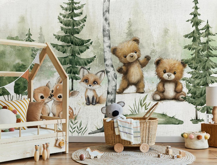 Kinderzimmer mit Waldtapete, Holzbett und Spielzeug