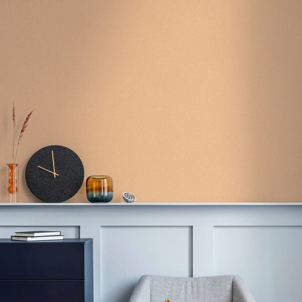 Wandgestaltung mit Textiltapete im Wohnraum