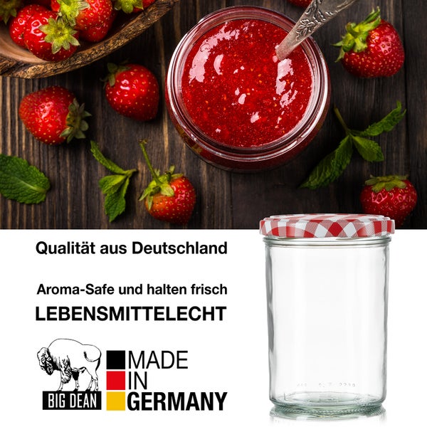 Einmachglas mit rotem Karomusterdeckel vor Erdbeermarmelade und frischen Erdbeeren, Qualitätszeichen: Qualität aus Deutschland, Aromaschutz, lebensmittelecht, Big Dean Logo, Hergestellt in Deutschland