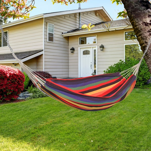 Gestreifte Hängematte im Garten vor einem Haus