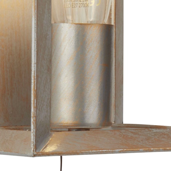 Detailansicht einer Wandleuchte mit Metalleinfassung