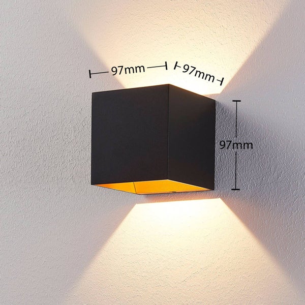 Würfelförmige Wandleuchte in Schwarz mit goldener Innenseite, Up- und Downlight, Maße 97 mal 97 mal 97 Millimeter.