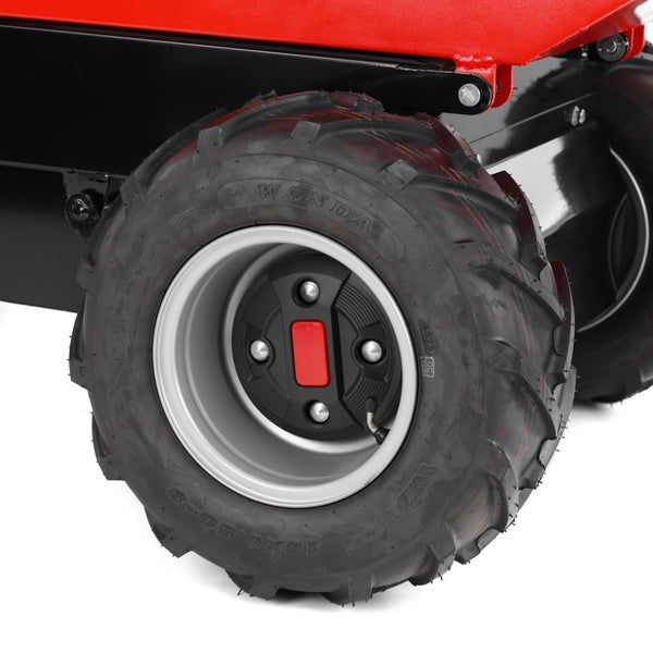 Detailaufnahme eines Gummireifens mit grobem Geländeprofil auf einer silbernen Metallfelge an einem roten Gartengerät.