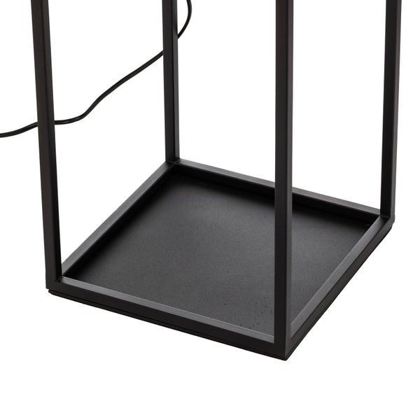 Detailaufnahme einer schwarzen Stehlampe mit quadratischer Basis