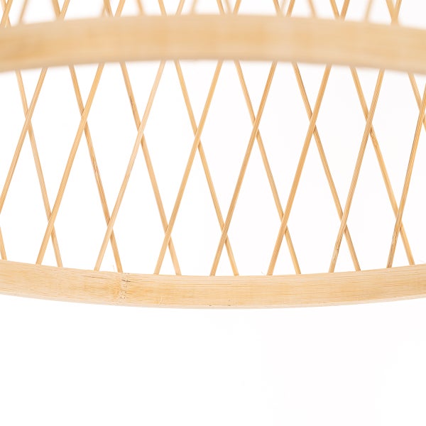 Detailansicht eines Bambusgeflechts mit gekreuztem Gittermuster.