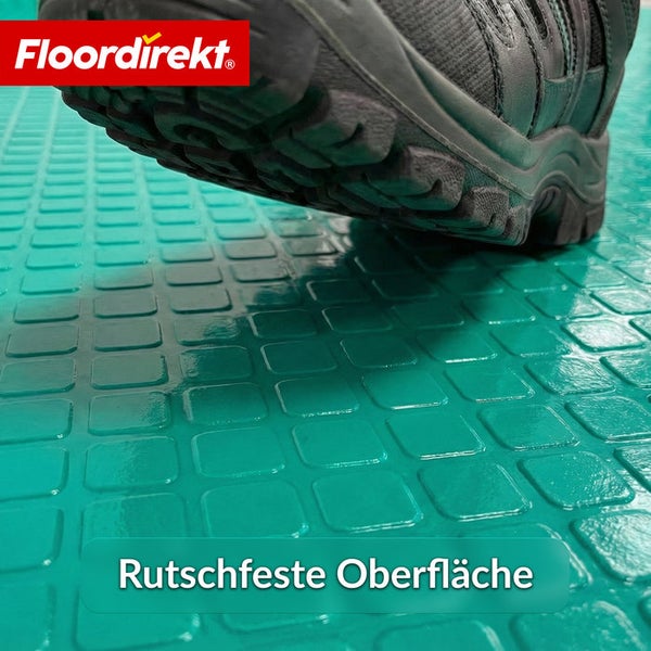Schuh auf rutschfestem Bodenbelag von Floordirekt