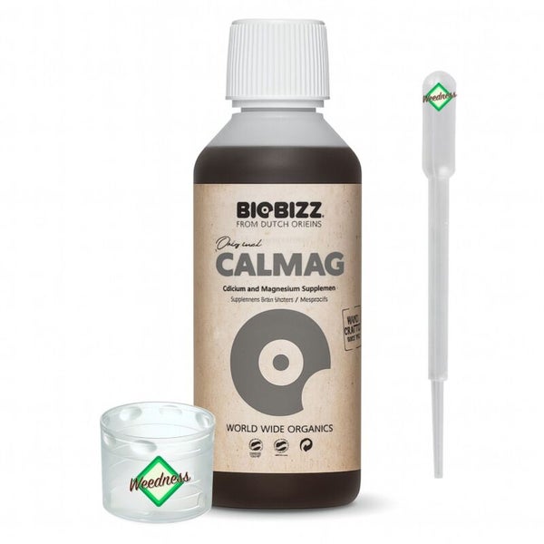 BioBizz Calmag Calcium- und Magnesium-Zusatz in einer Flasche, inklusive Pipette und Messbecher mit Weedness Logo.