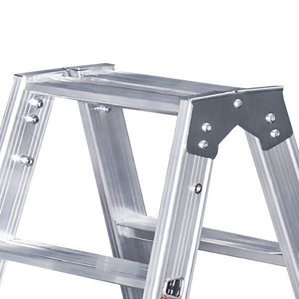 Detailansicht der oberen Plattform einer Aluminium Stufenleiter mit seitlichen Gelenkbeschlägen
