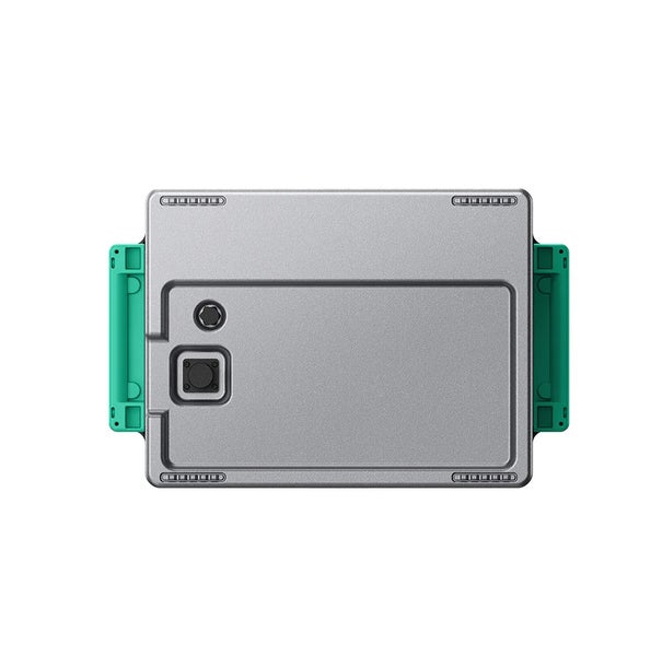 Rechteckige modulare Batterie für die Energiespeicherung mit metallisch grauer Oberfläche und grünen seitlichen Griffen.