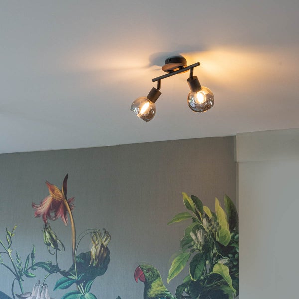 Deckenleuchte mit zwei Strahlern und klaren Glühbirnen im Raum