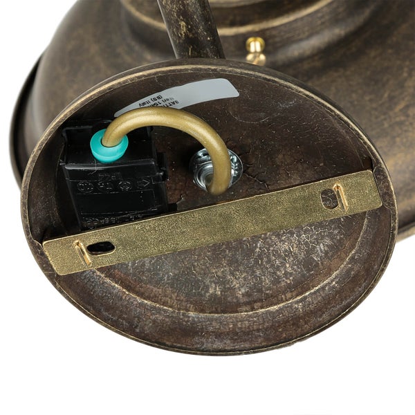 Detailansicht einer Deckenleuchte mit Anschlussklemme und Montageschiene