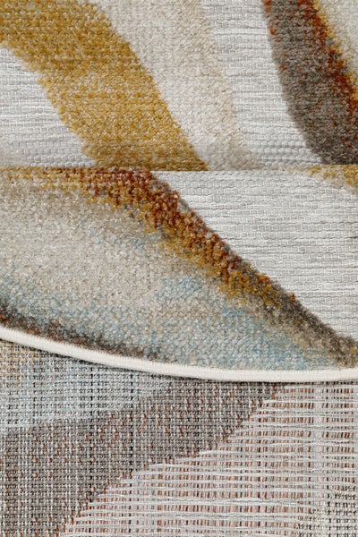 Nahaufnahme eines Teppichs mit abstrakten, geschwungenen Mustern, die die Textur des Flors und die gewebte Rückseite zeigen.