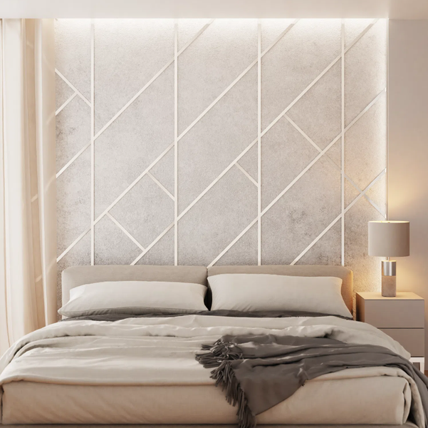 Helles Schlafzimmer mit Bett, Nachttischlampe und Wandpaneel