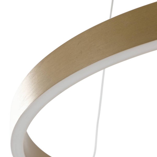 Detailaufnahme einer ringförmigen LED-Pendelleuchte aus gebürstetem goldfarbenem Metall mit weißem Diffusor.