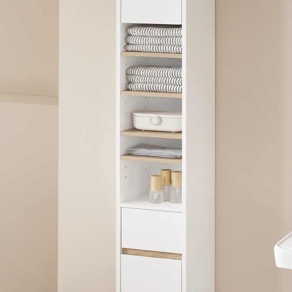 Hochschrank mit Handtüchern, Behälter, Packung und Flaschen im Badezimmer