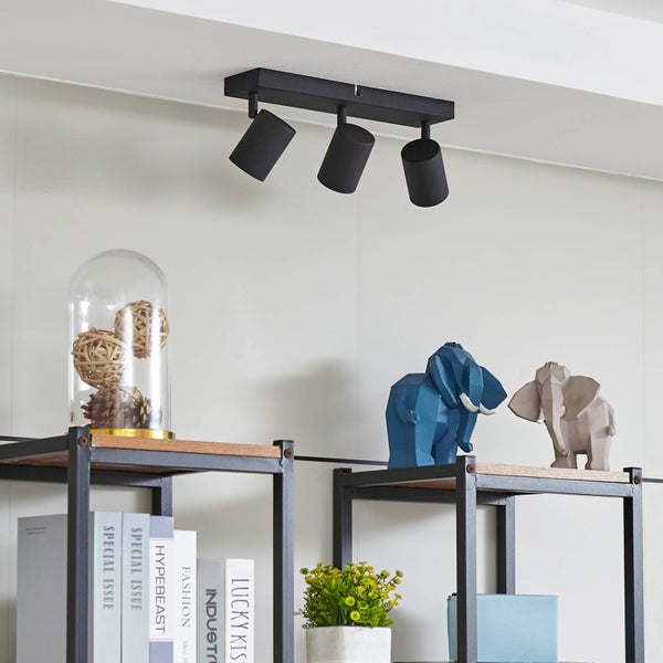Deckenleuchte mit drei Strahlern und Regalen mit Dekoration