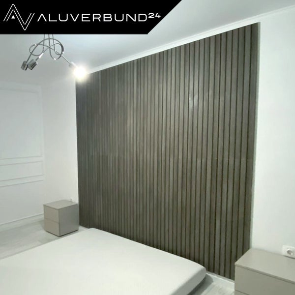Modernes Schlafzimmer mit Holzpaneelwand