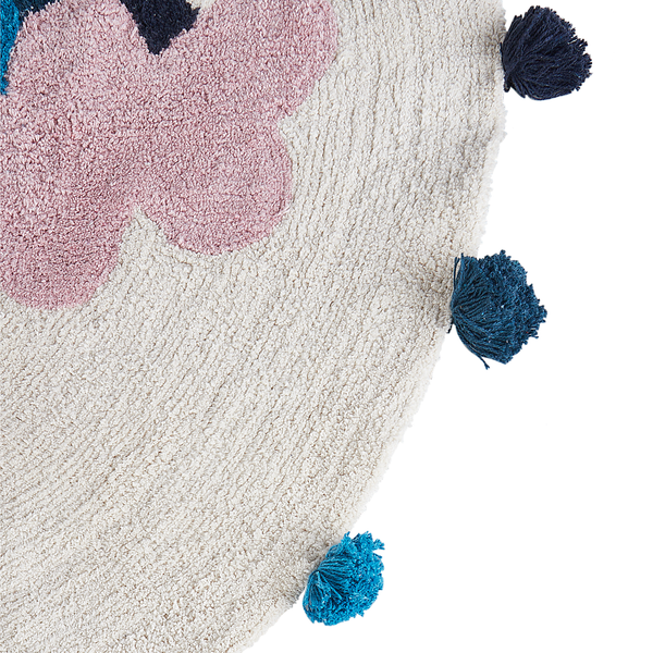Runder Teppich mit rosa-blauem Blumenmuster und Quasten am Rand, aus weichem Material.