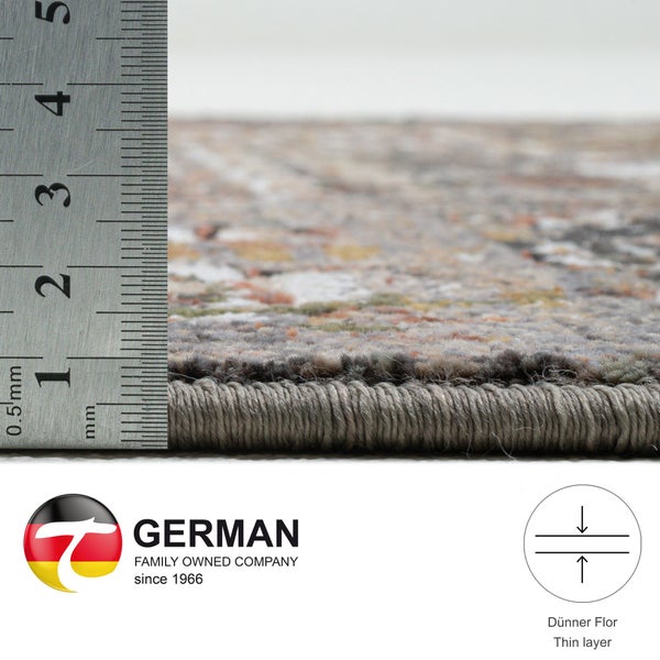 Detailansicht eines Teppichs mit Messskala zur Veranschaulichung der Florhöhe und Hinweis auf ein inhabergeführtes deutsches Familienunternehmen.