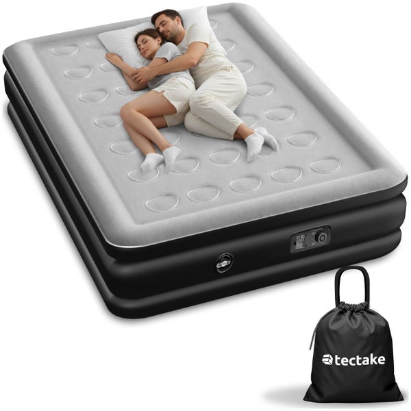 Ein Paar schläft auf einem großen, beflockten Luftbett mit integrierter elektrischer Pumpe und einer Transporttasche mit tectake Logo.