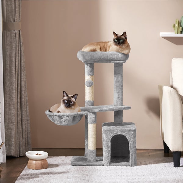 Grauer Kratzbaum mit zwei Katzen, Kratzsäulen, Liegeflächen und Katzenhaus