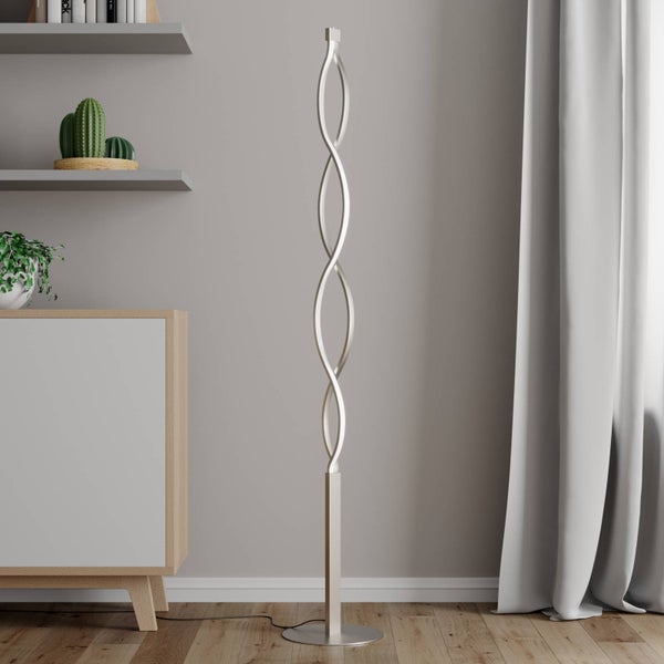 Moderne LED-Stehleuchte mit spiralförmigen Lichtelementen in einem hellen Wohnraum mit Sideboard und Regalen.