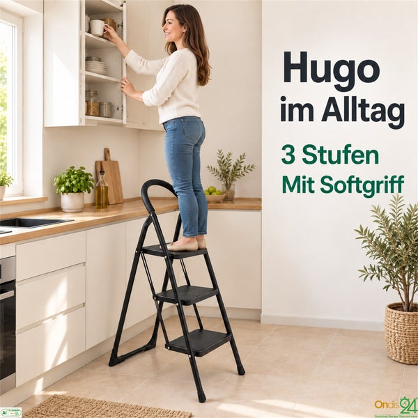 Eine Frau steht auf einer dreistufigen Haushaltsleiter mit Softgriff in einer modernen Küche, um einen Küchenschrank zu erreichen.