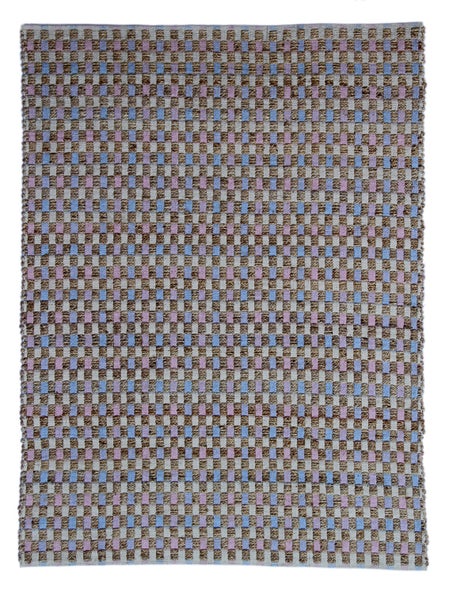 Nahaufnahme eines gewebten Teppichs mit Karomuster aus geflochtenen Jutefasern und farbigen Textilfäden.