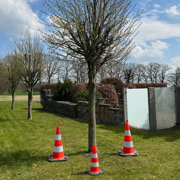 Verkehrskegel mit reflektierenden Streifen und Fuß