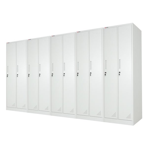 Fünf nebeneinanderstehende Garderobenschränke aus Metall mit jeweils zwei abschließbaren Türen, Lüftungsschlitzen und PROREGAL Logo.