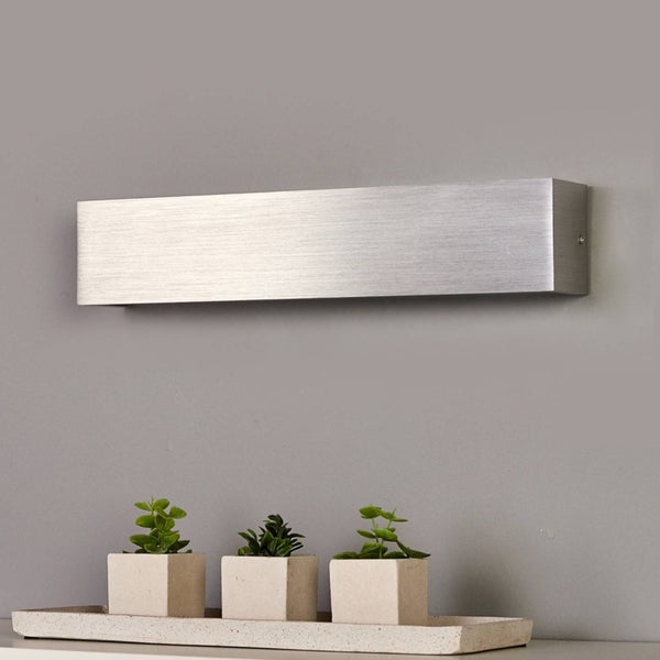 Rechteckige Wandleuchte aus gebürstetem Metall in modernem Design.