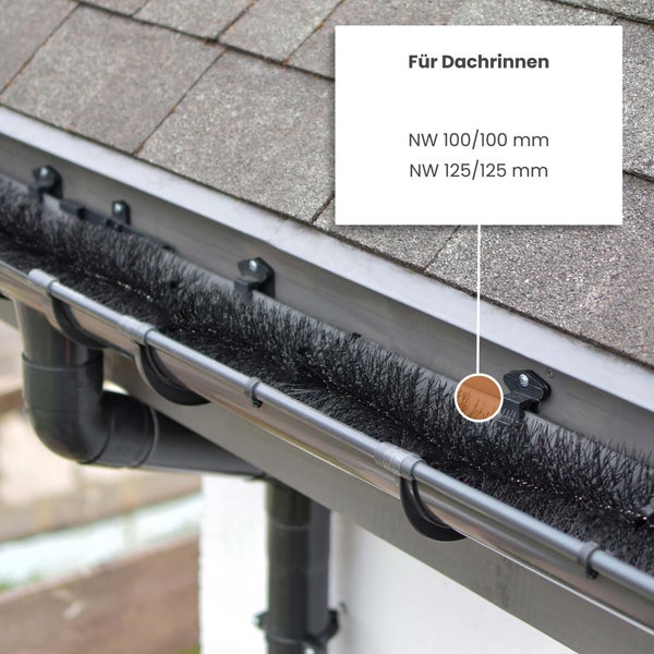 Dachrinnenbürste in einer grauen Dachrinne am Haus montiert, geeignet für Nennweiten 100 und 125 Millimeter.