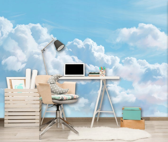 Arbeitszimmer mit Schreibtisch, Stuhl, Lampe und Wolken-Tapete