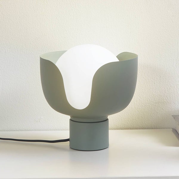 Moderne Tischleuchte in Salbeigrün mit weißem kugelförmigem Diffusor aus Glas und geschwungenem Metallschirm.