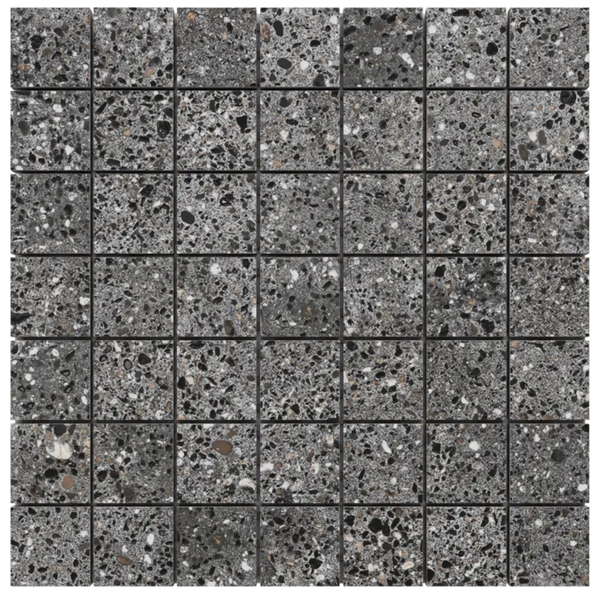 Quadratische Mosaikfliese in Terrazzo-Optik fein gesprenkelt in Grau und Schwarz.