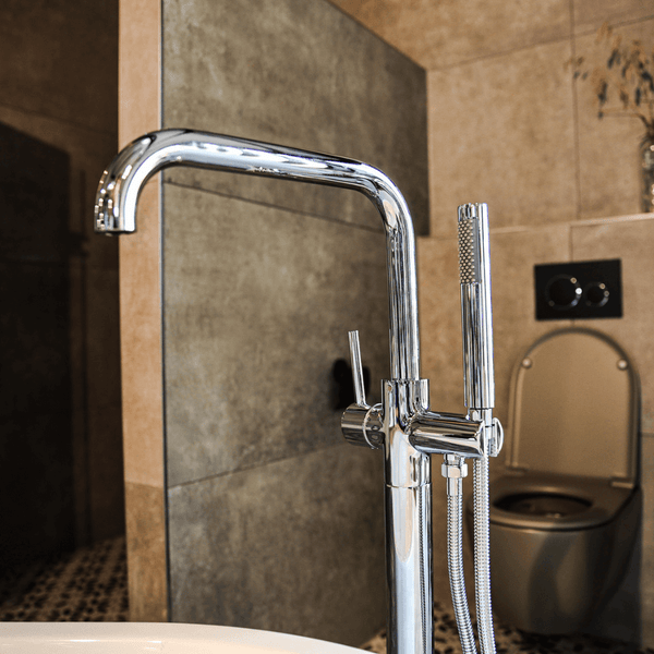 EcoRain Freistehende Wannenarmatur mit Handbrause Charles 110 CM - Messing & Keramikscheiben - 30% Wassersparend - Universeller Anschluss - Korrosionsbeständig - Chrom