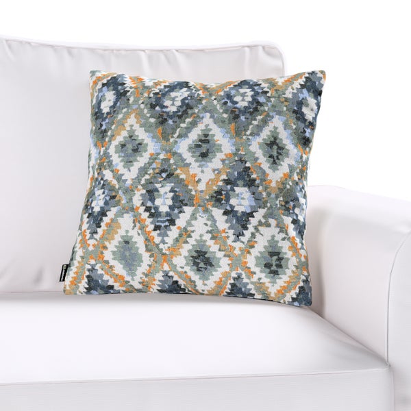Dekokissen mit geometrischem Muster auf einem Sofa