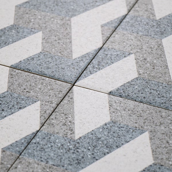 Fliesen mit geometrischem Muster und Terrazzooptik verlegt als Bodenbelag