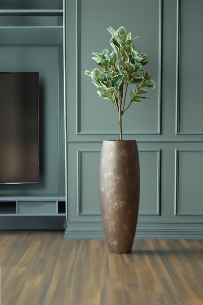 Hohe bronzefarbene Bodenvase mit Grünpflanze in einem modernen Wohnzimmer mit Wandvertäfelung und Holzboden.