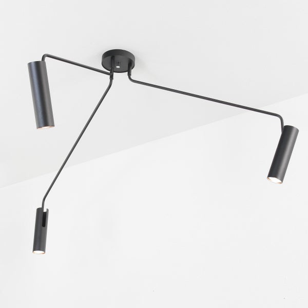 Deckenleuchte mit drei Armen und zylinderförmigen Lampenschirmen