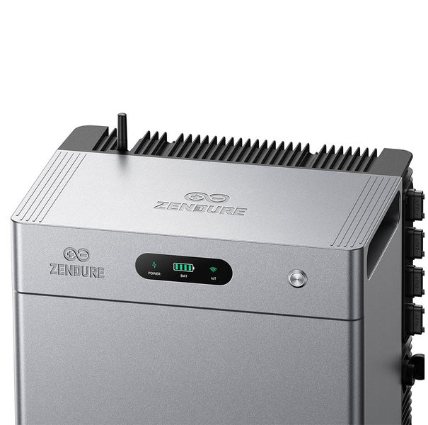 Zendure Solarspeicher mit Zendure Logo, Display für Akkustand und Betriebsanzeige sowie Kühlrippen oben.