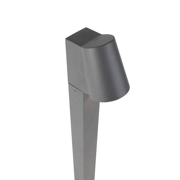 Anthrazitfarbene Außenstandleuchte mit geneigtem Lampenkopf aus Metall.