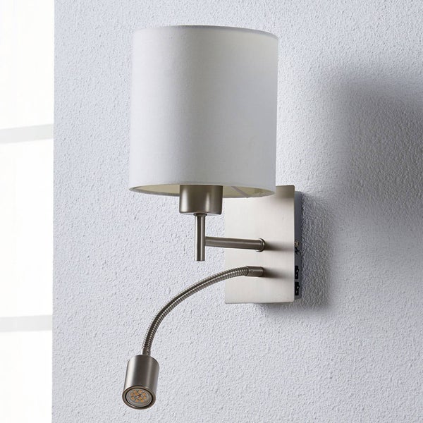Wandleuchte mit weißem Stoffschirm und flexiblem LED-Leselicht, Metallgehäuse.