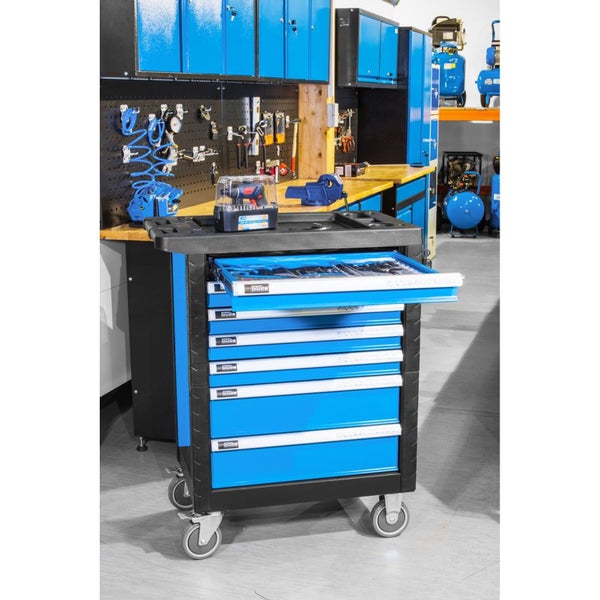Werkstattwagen aus Metall mit sieben Schubladen in einer organisierten Werkstatt mit blauen Schränken und Kompressoren.