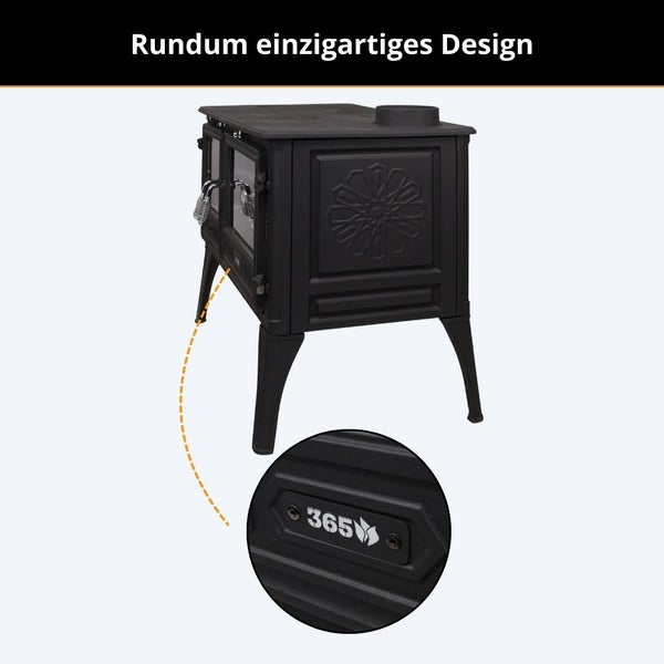Gusseiserner Kaminofen mit seitlichem Ornament, Glastüren und vier Beinen.