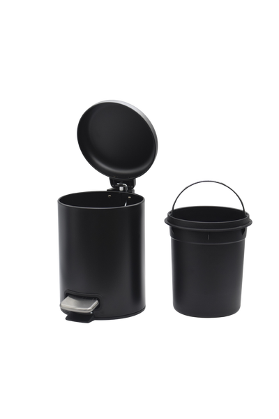 Schwarzer Tretmülleimer aus Metall mit offenem Deckel und herausnehmbarem Inneneimer aus Kunststoff mit Henkel.